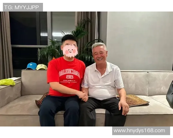 赵本山与足球明星亲密合影展现幽默风采引发网友热议与回忆 赵本山与足球明星亲密合影展现幽默风采引发网友热议与回忆